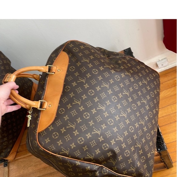 Louis Vuitton large travel bag. - Picture 5 of 10